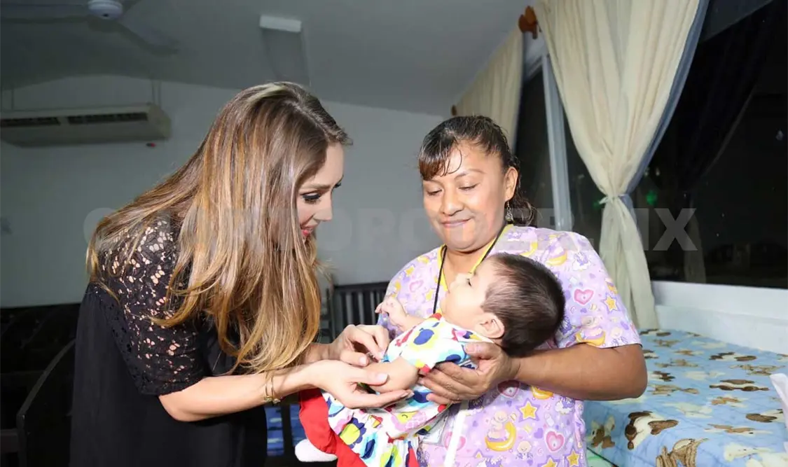 Lleva obsequios Anahí de Velasco a niñas y niños de la Casa Hogar