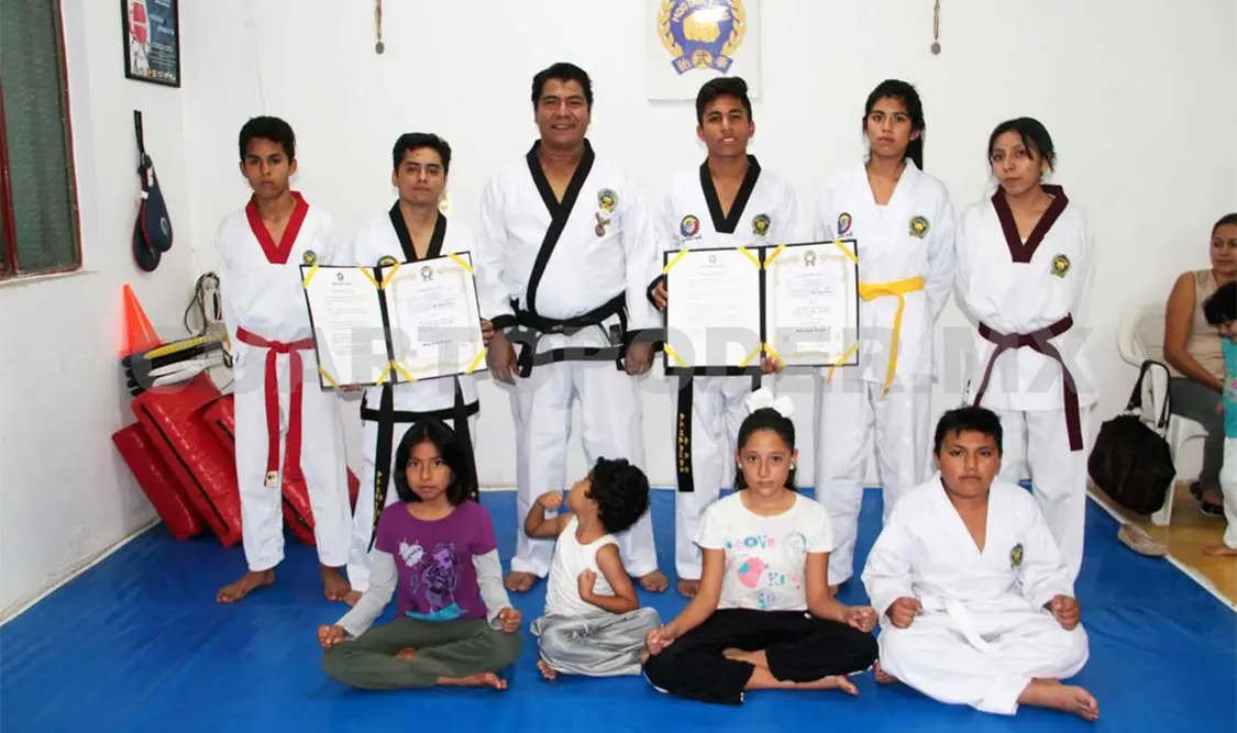 Entregan certificados de Cinta Negra 2015