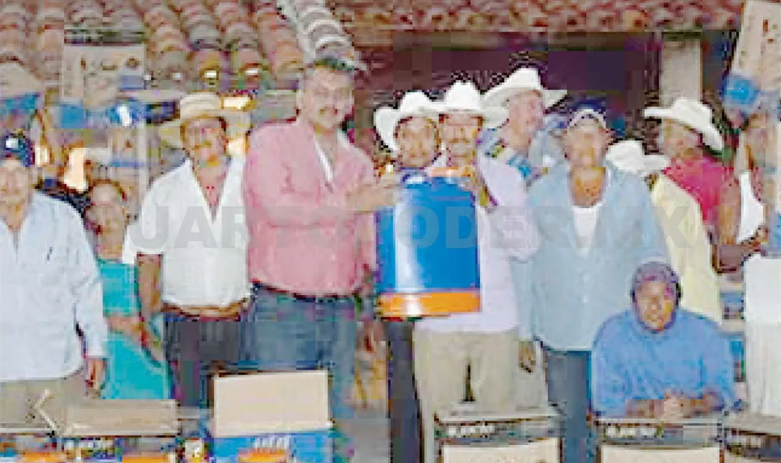 Benefician a campesinos con mochilas aspersoras