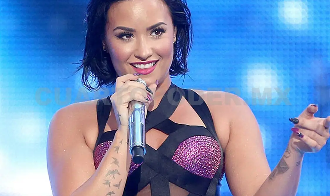Demi Lovato azota en pleno escenario