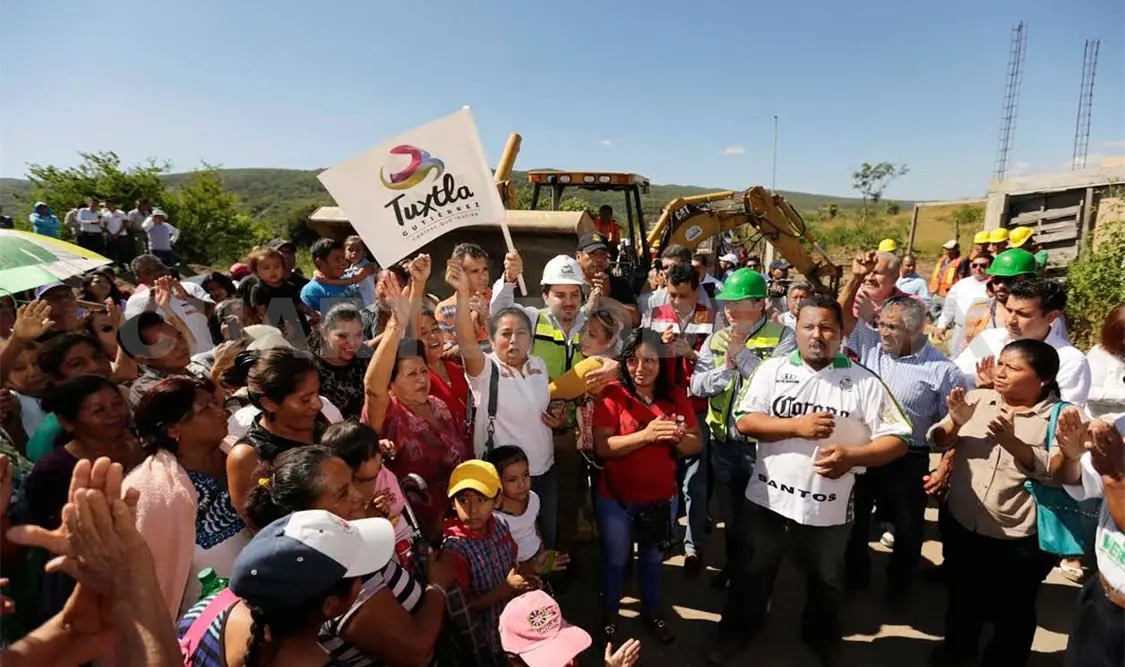 Construyen calles en colonia popular