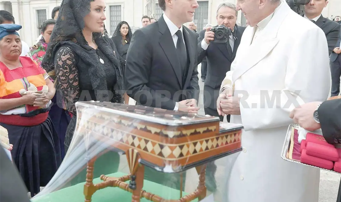 Gobernador entrega regalo al papa