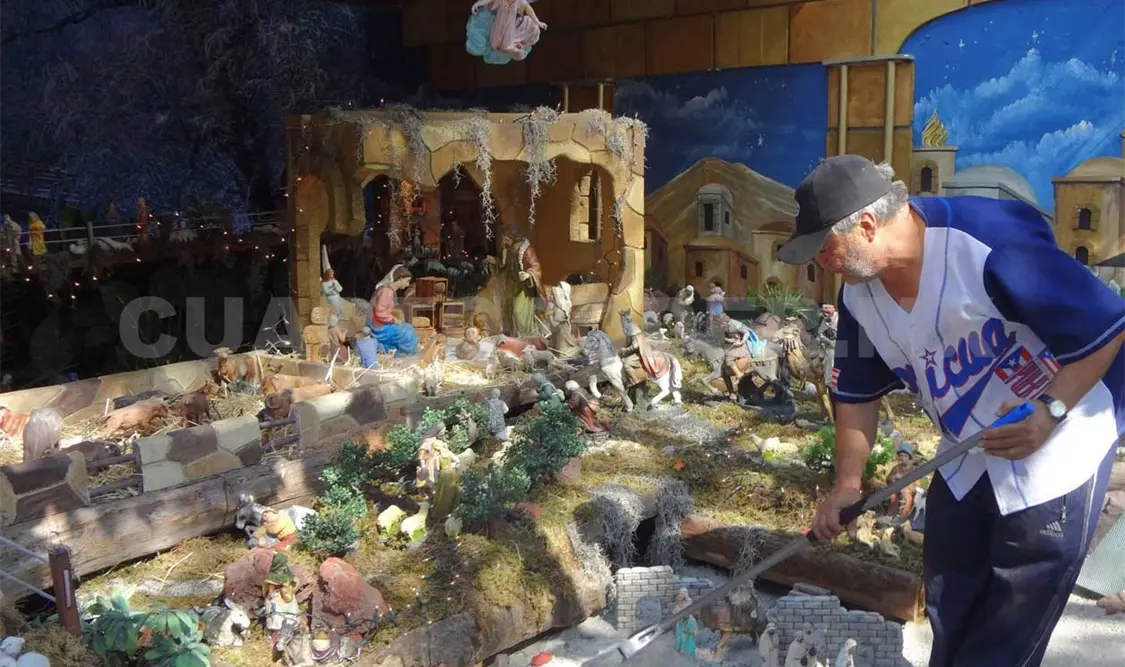 Familia exhibe mega nacimiento
