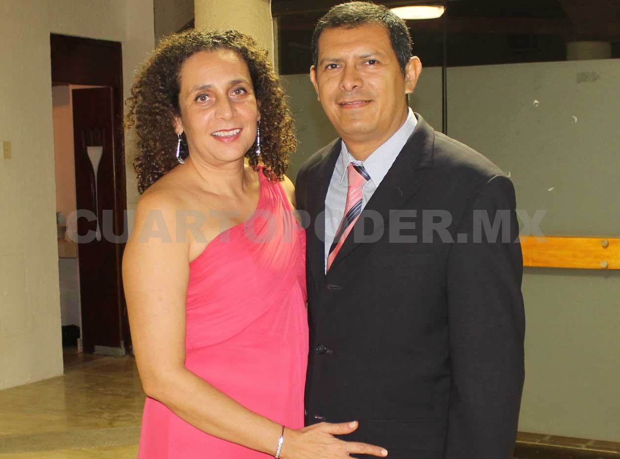 Amigos celebran reunión navideña