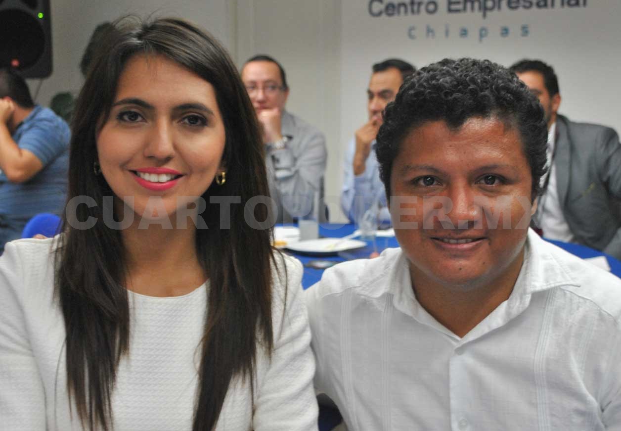Amigos disfrutan encuentro tecnológico