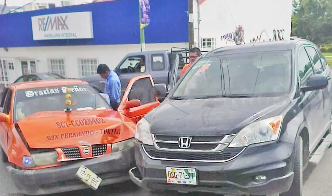 Chocan camioneta de lujo y transporte público
