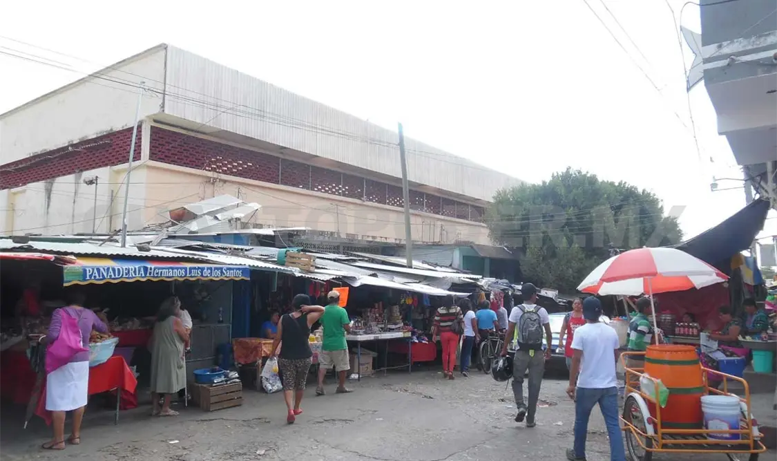 Amplían iluminación en mercado público