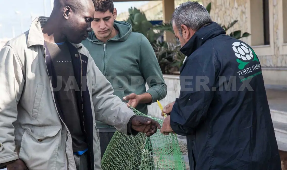 Muchos encuentran el final de su viaje muriendo en el mar, mientras que los que logran llegar hasta el final terminan en el hotspot de Lampedusa a la espera de saber cuál será su destino.