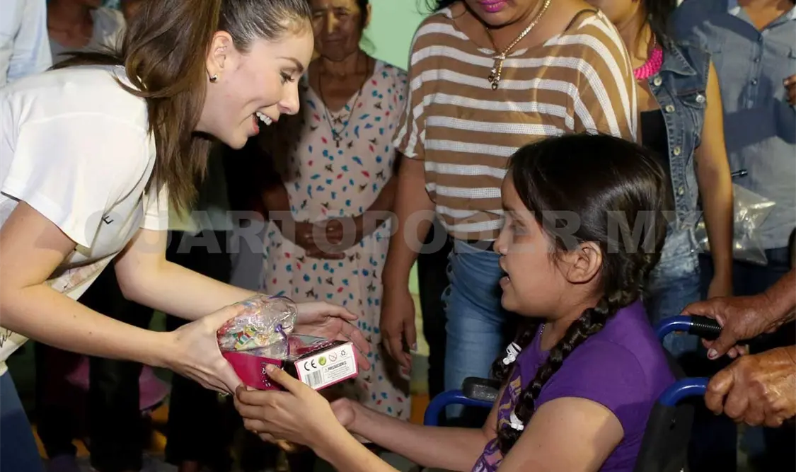 Martha Muñoz de Castellanos entregó juguetes a pequeños. CP
