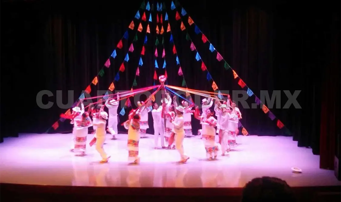 La Compañía Folklórica Tuchtlán expuso la cultura de seis estados del país a través de la danza. CP