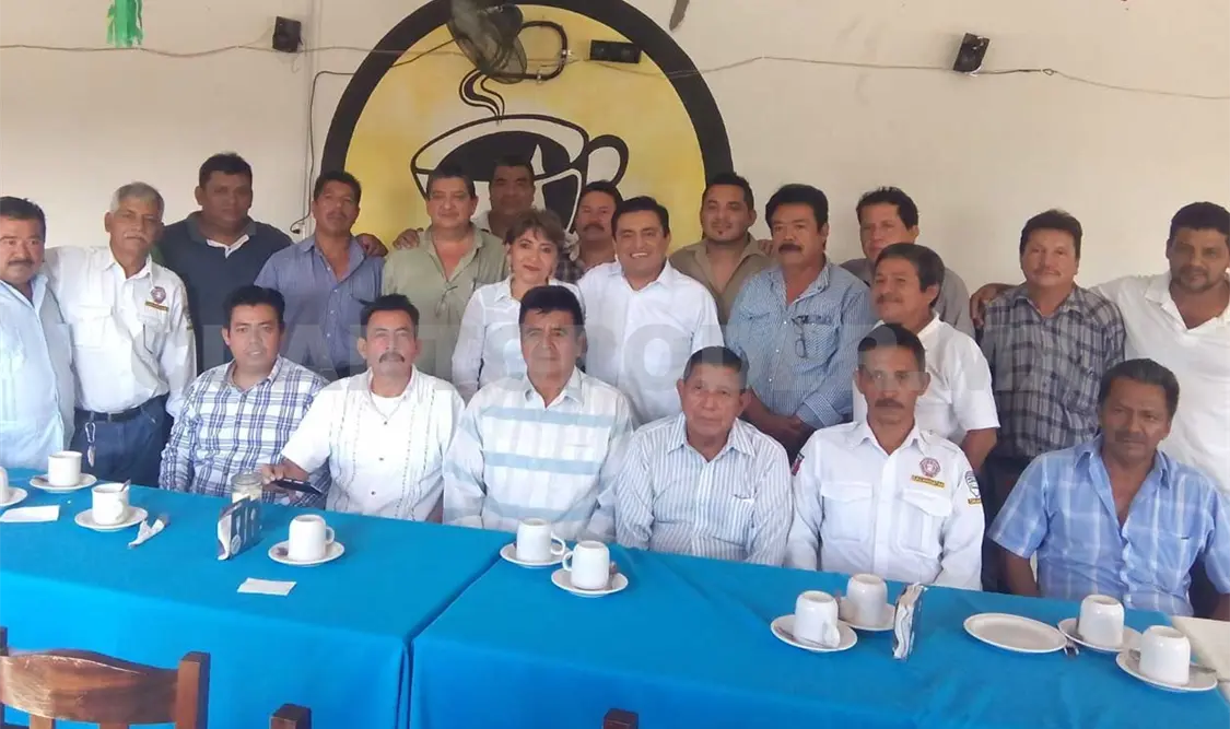 Transportistas, en reunión con el legislador Castillo Milla, como parte de la agenda legislativa y de atención. Ramón García / CP