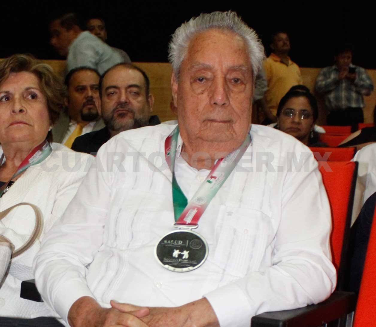 José Jesús recibe reconocimiento