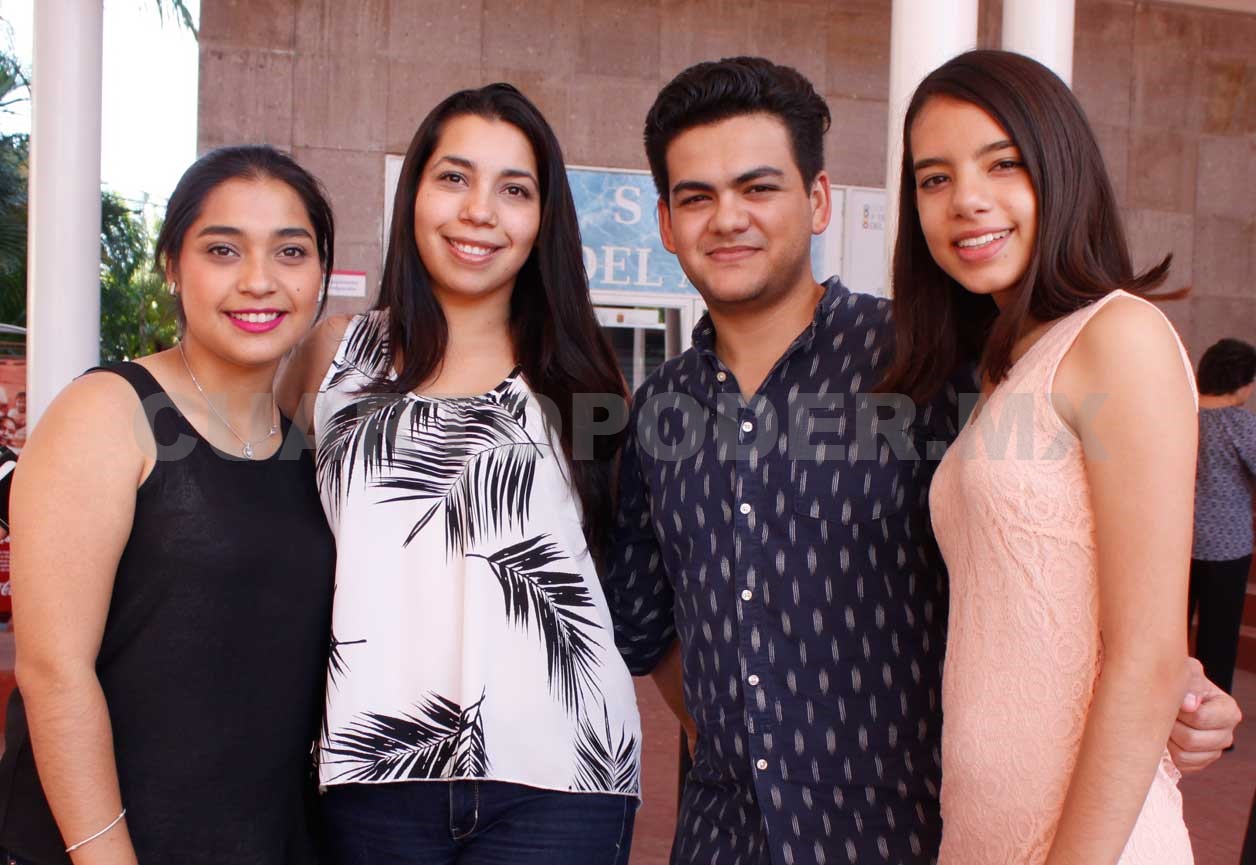 José Jesús recibe reconocimiento