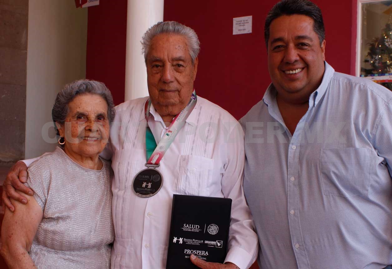José Jesús recibe reconocimiento
