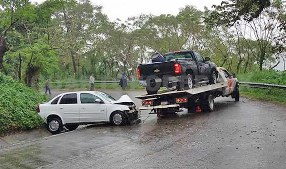 Dos vehículos colisionaron en la carretera Ixhuatán-Tapilula, derivado de la falta de precaución en camino mojado.