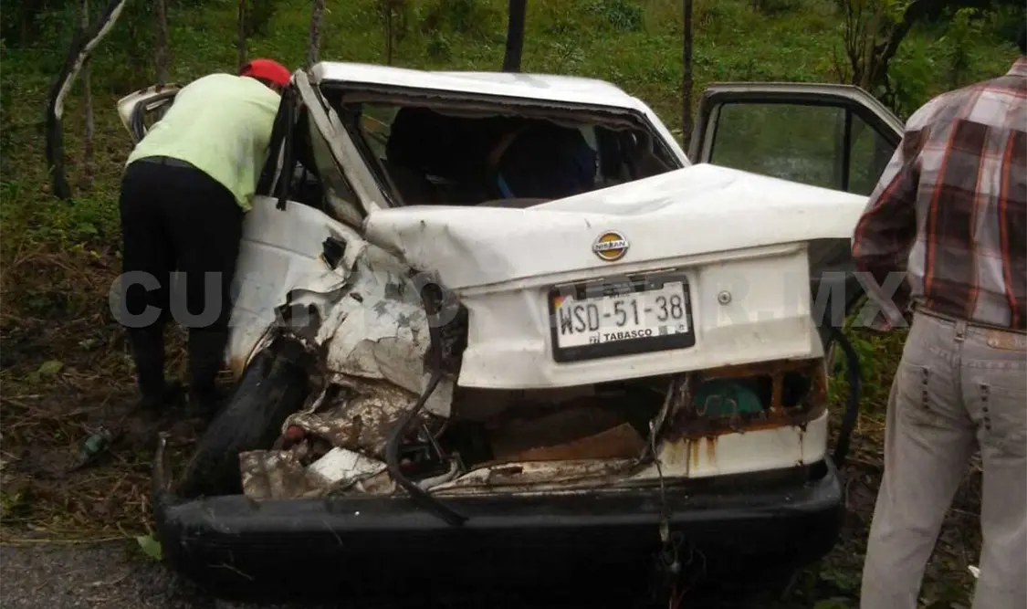 Un coche Nissan Tsuru chocó contra un camión en la carretera Villahermosa-Juárez.
