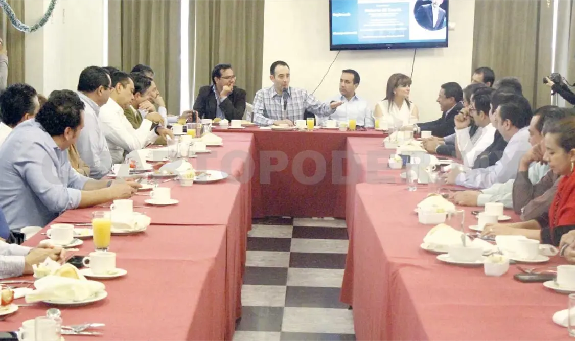 El senador Gil Zuarth se reúne con empresarios