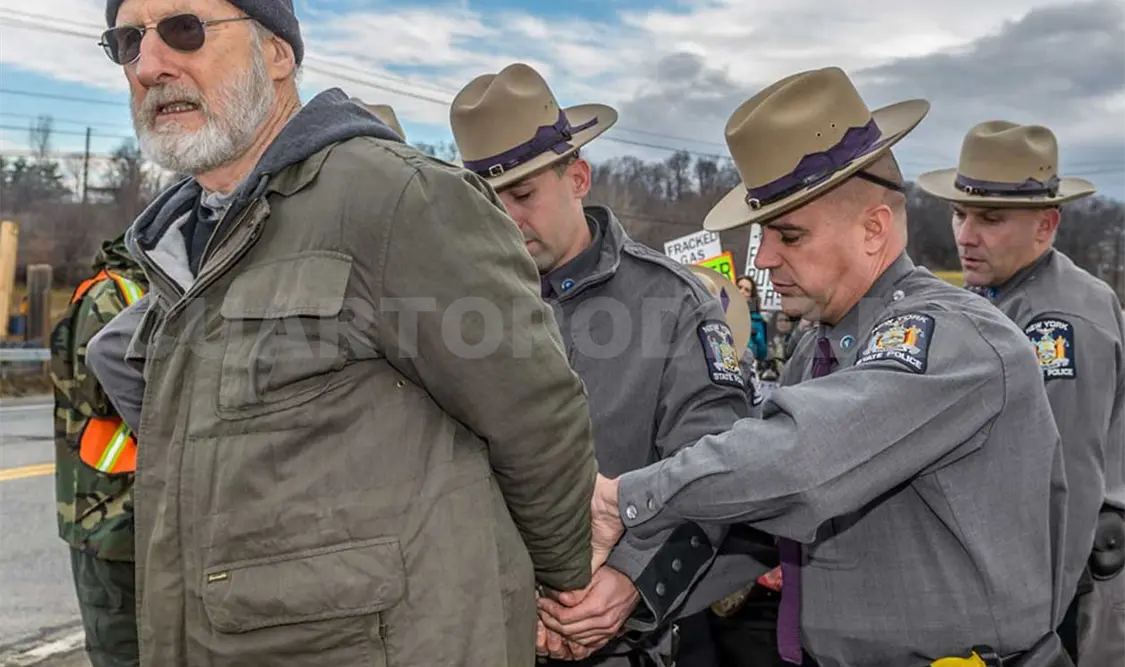 James Cromwell, detenido por alterar el orden