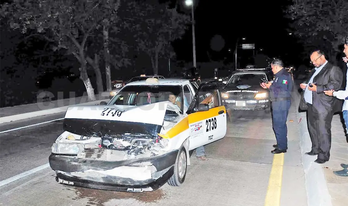 Taxi se estrella contra Mercedes