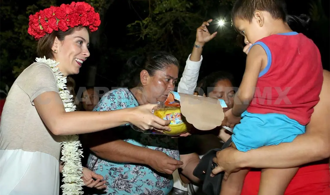 Entregan regalos a niños de Loma Bonita y Paseo del Bosque