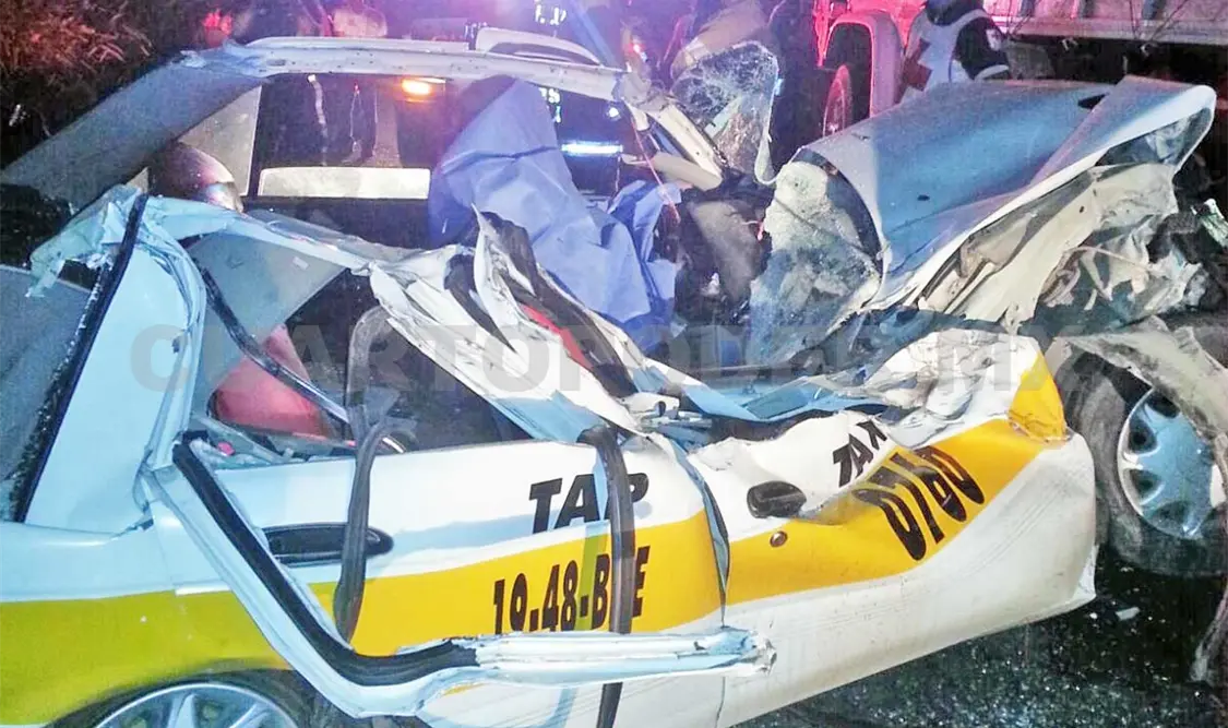 Fallece taxista al chocar con camión estacionado