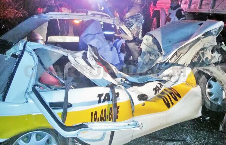Fallece taxista al chocar con camión estacionado