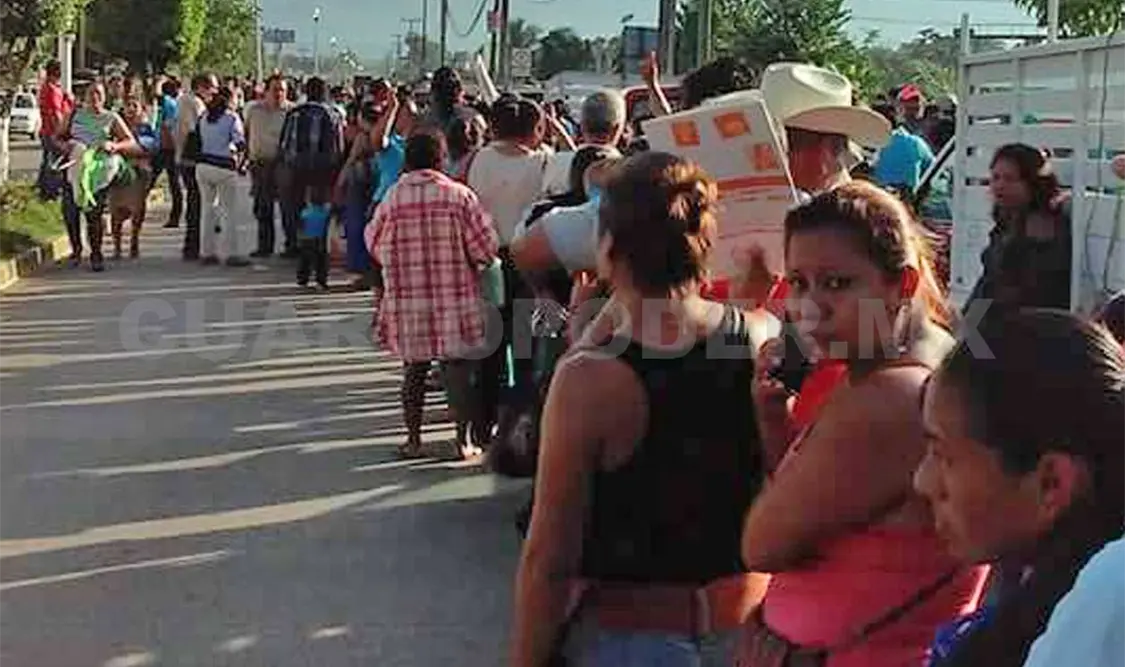 Miles de mujeres beneficiadas esperaron largas horas para recibir los televisores. Ramiro López / CP