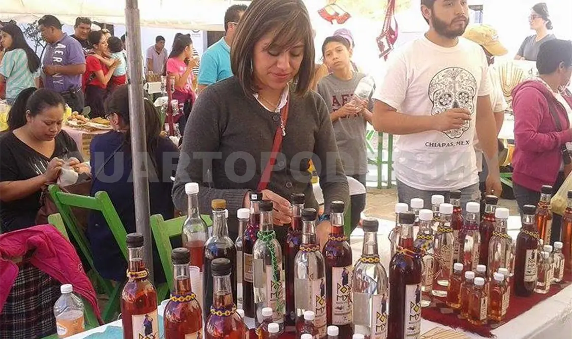 Los viajeros aprovechan para degustar la comida típica de San Cristóbal. CP