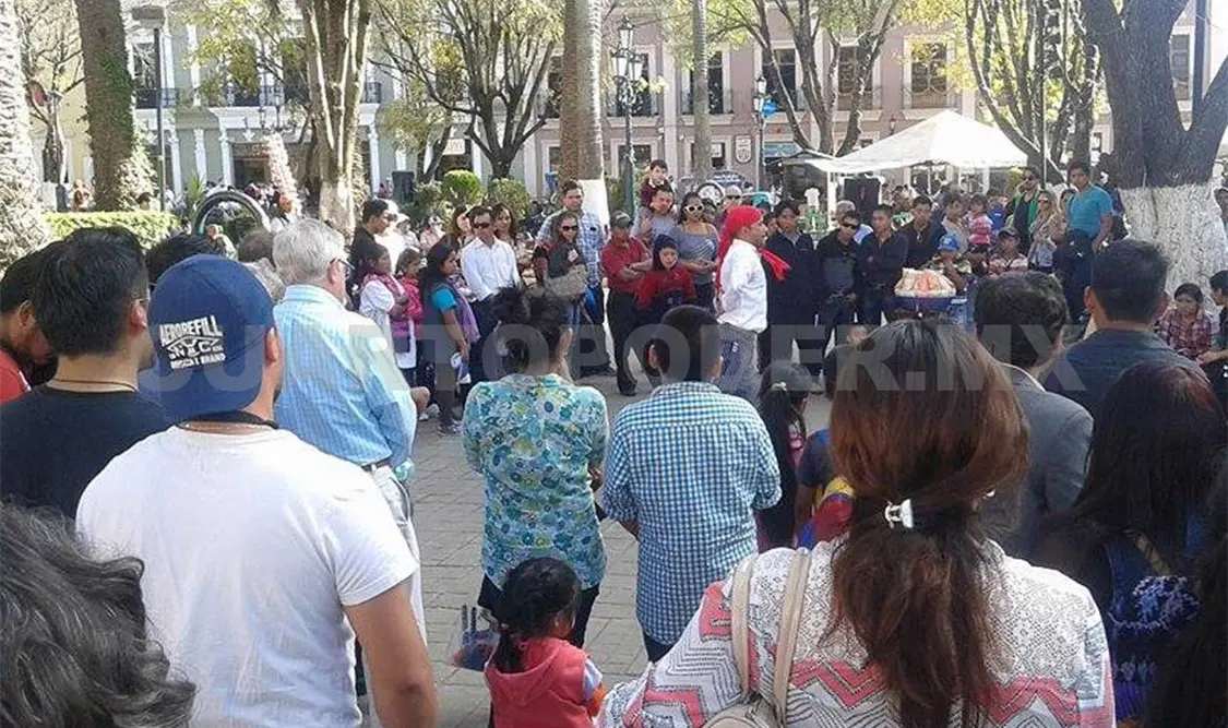 El Parque Central se observa lleno de turistas que disfrutan de espectáculos callejeros. CP
