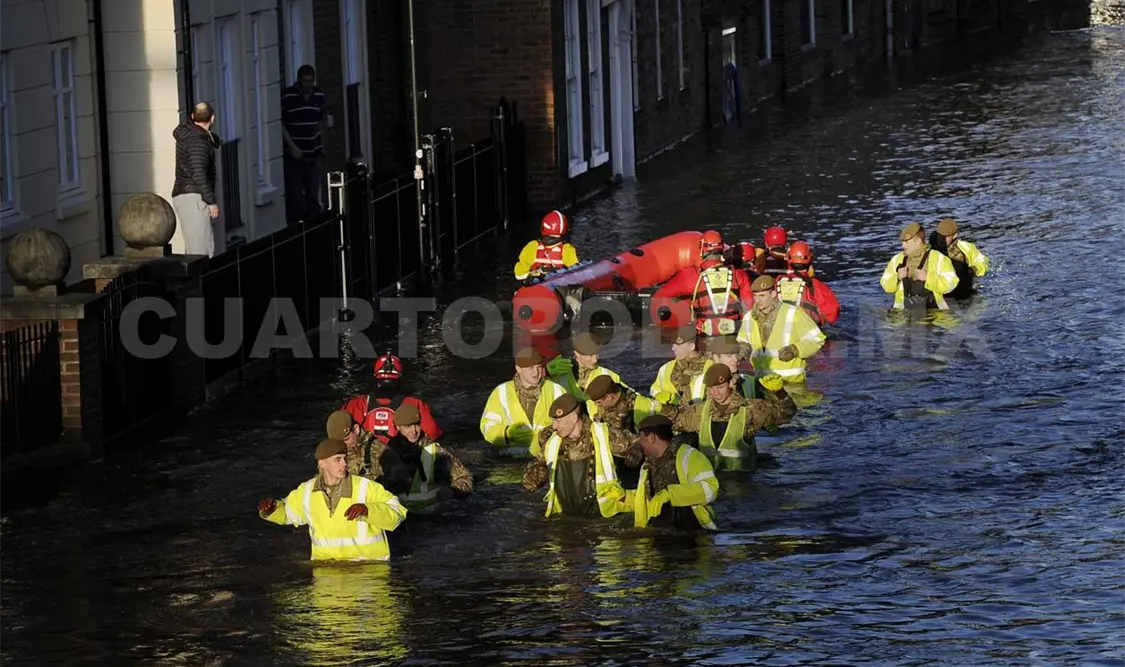 Evacuan a miles por inundaciones