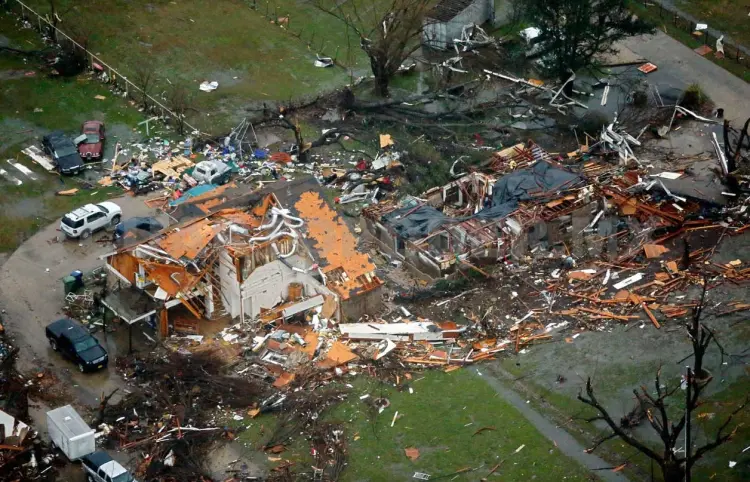 Aumenta cifra de muertos por tornados