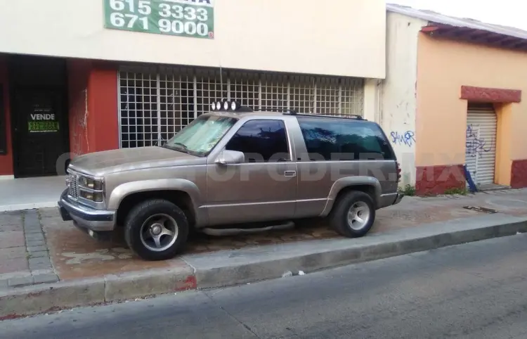 Automóviles en las banquetas