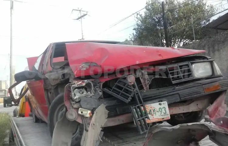Auto estrellado en muro de contención