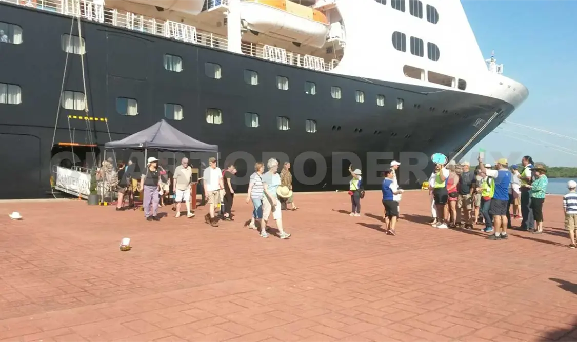 Festejan Navidad con la llegada del crucero Ms Amsterdam