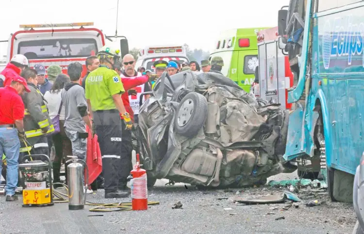 Carambolazo deja un muerto y 4 heridos en carretera