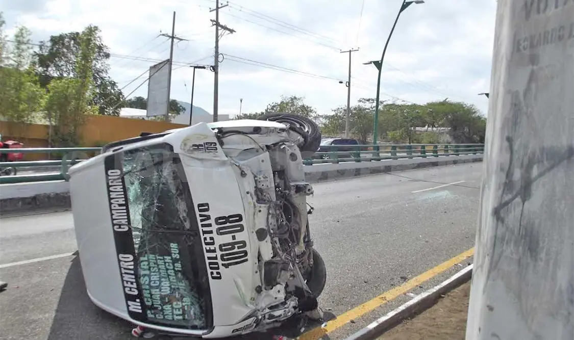 Vuelca colectivo en el libramiento Norte