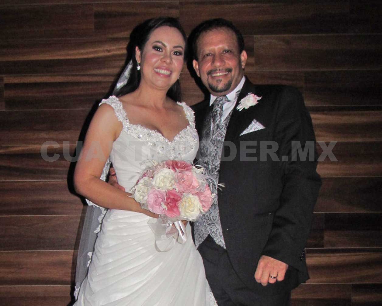 Feliz pareja se une en matrimonio