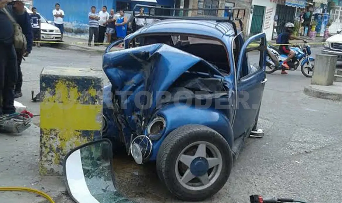El vochito quedó destrozado tras el impacto contra el muro de contención. A. Alegría / CP
