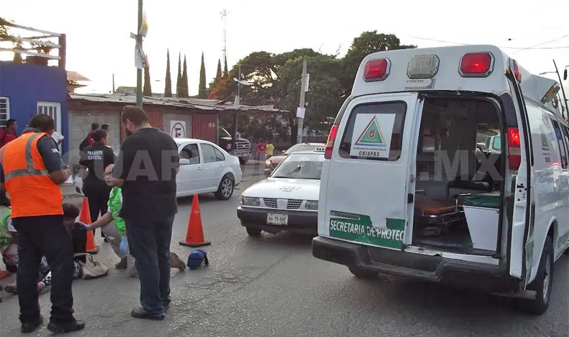 La mujer fue auxiliada por un taxista, policías y paramédicos. A. Alegría / CP