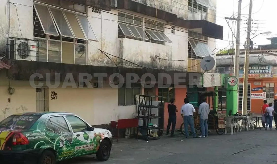 Un incendio derivado de un corto circuito provocó daños en tres locales comerciales en el centro de Tapachula. Rafael Victorio / CP
