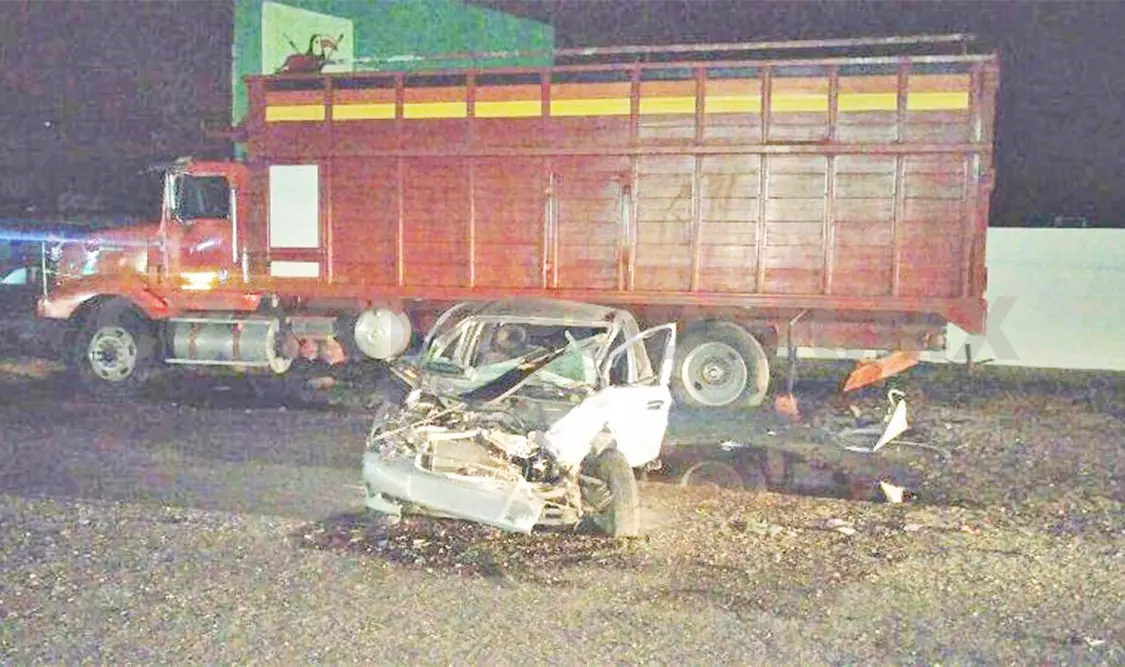 Se incrusta Monza en camión estacionado