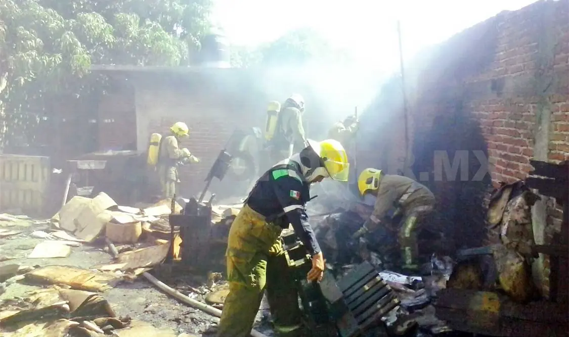 Incendio arrasa casa habitación
