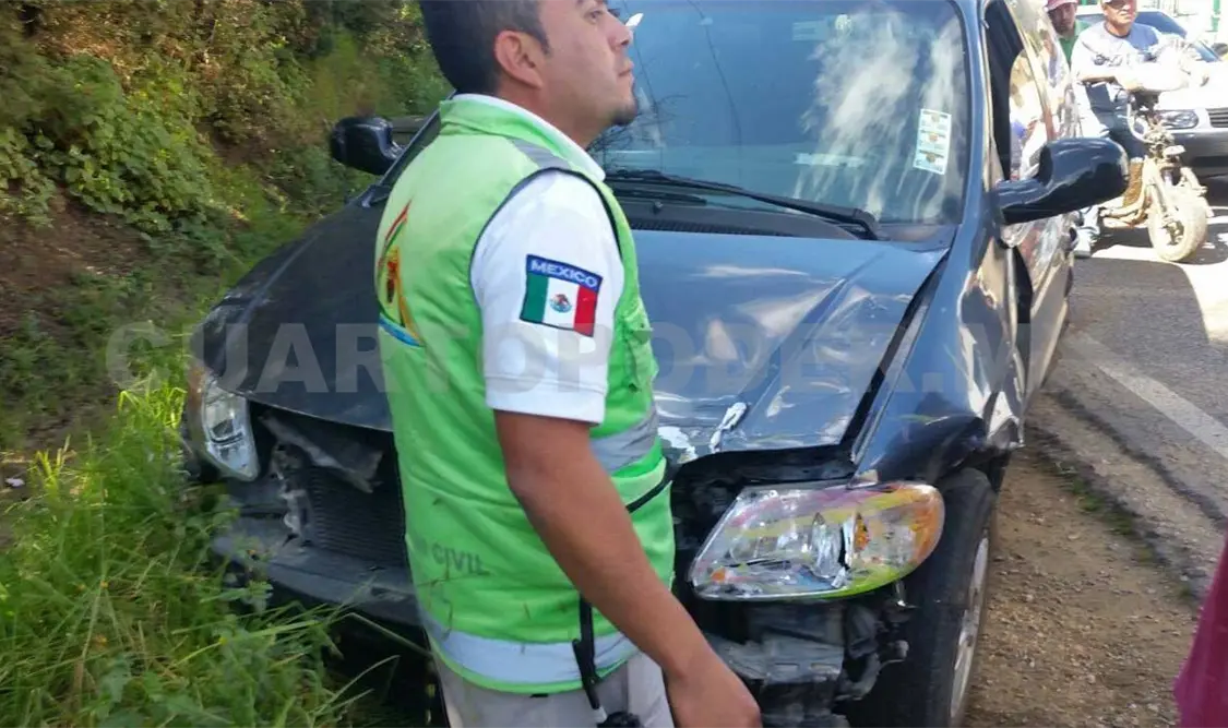 Choque entre taxi y vehículo particular