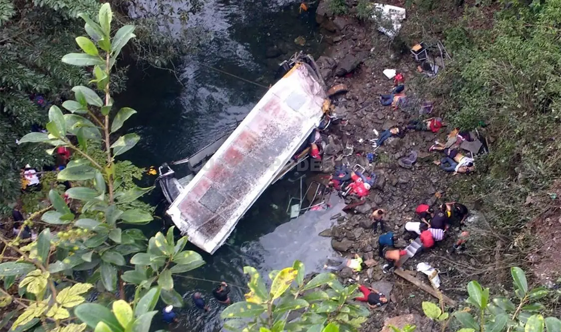 La caída del autobús dejó por lo menos 18 muertos. El Universal
