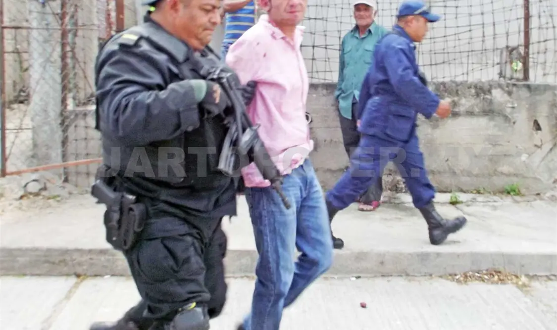 Ex policía evita robo y somete a ladrón