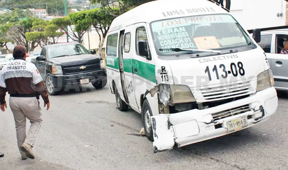 Colectivero causa choque por acelerado