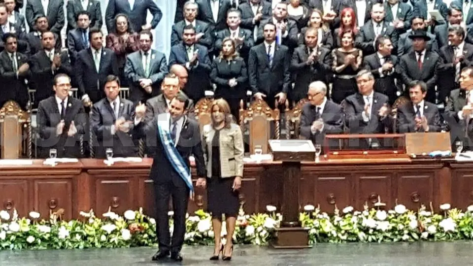 Jimmy Morales saluda tras convertirse en Presidente Constitucional de Guatemala. CP