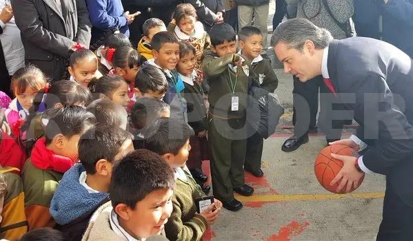 Nuño Mayer continua con visitas a escuelas del país. CP