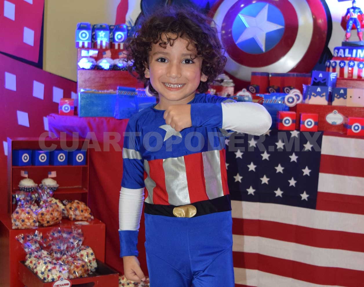 Salim celebra al estilo Capitán América