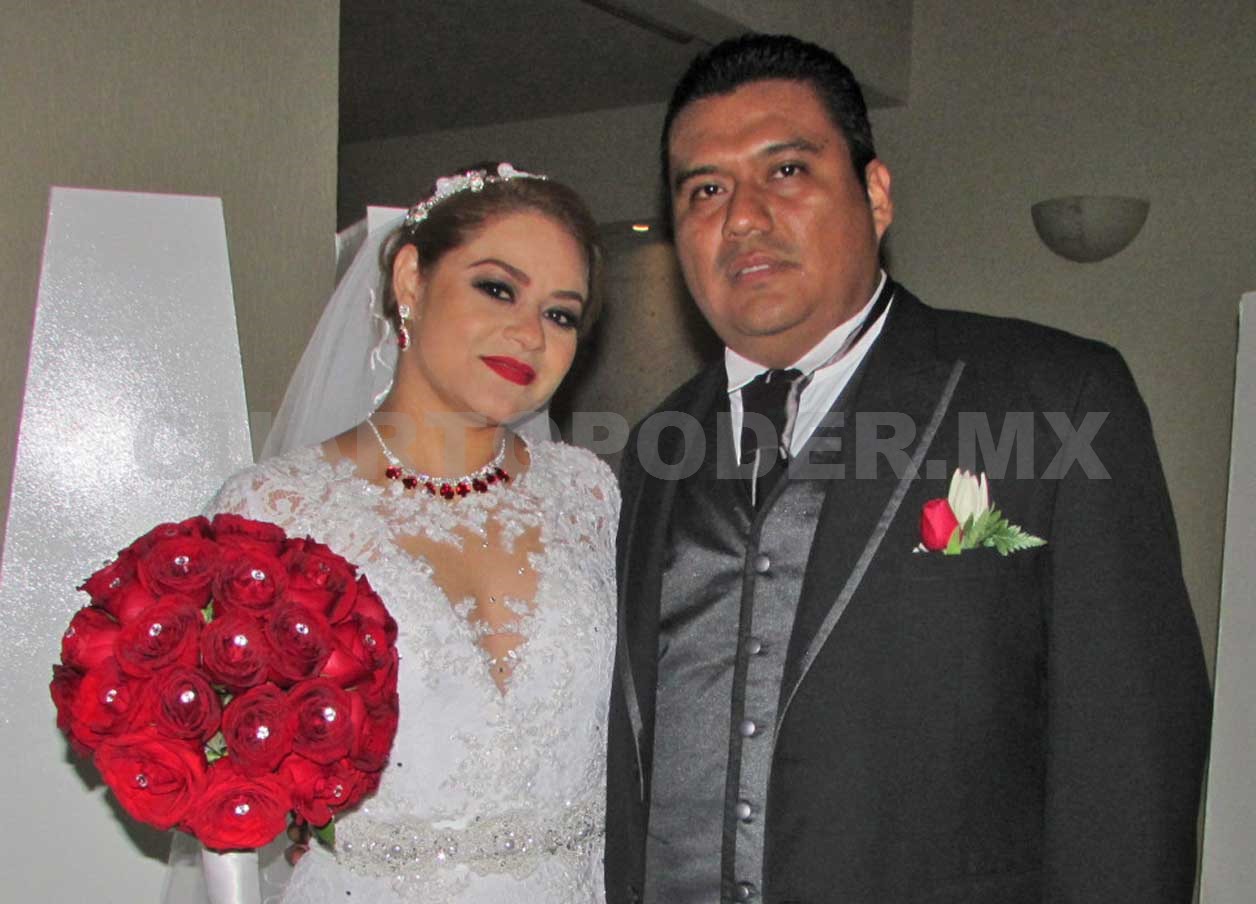 Feliz pareja se une en matrimonio